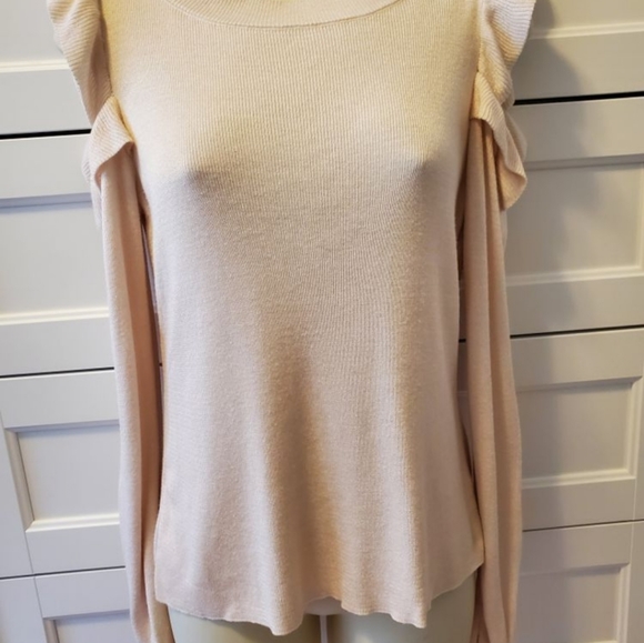 ❤️SOLD❤️ Esqualo Open Shoulder Ruffle Sleeves Light Knit Sweater - Picture 4 of 10